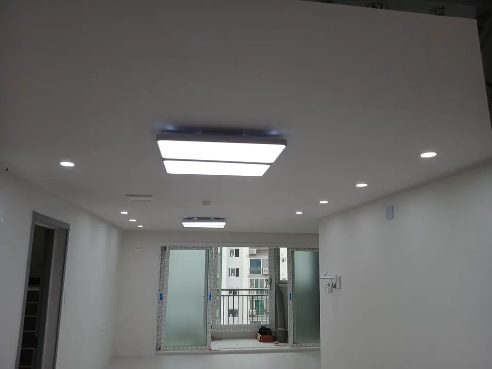 사각 LED등과 매립등 설치를 마친 리모델링 후 거실