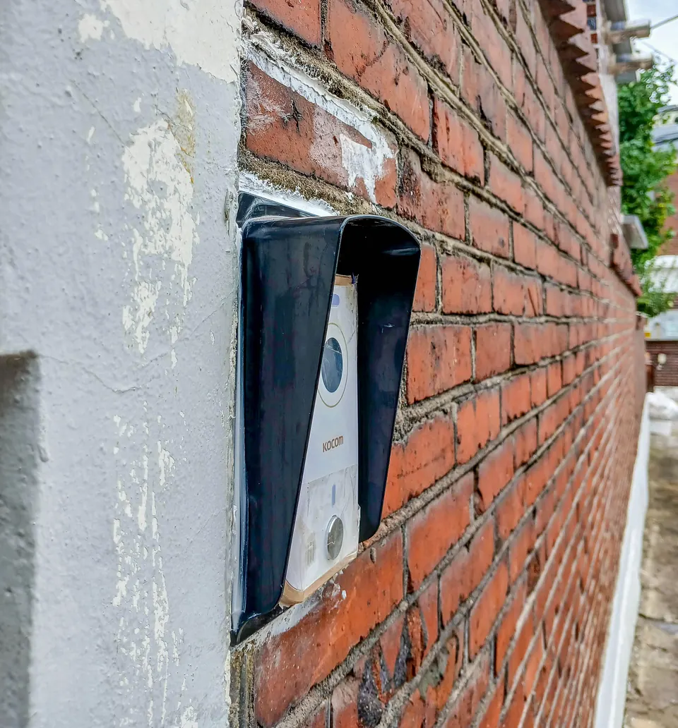 붉은 벽돌 담장에 새로 매립 설치한 비디오폰 현관 카메라 측면