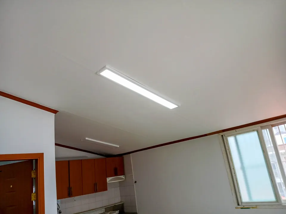 주택 방 천장에 새로 설치한 일자형 LED 등기구 모습