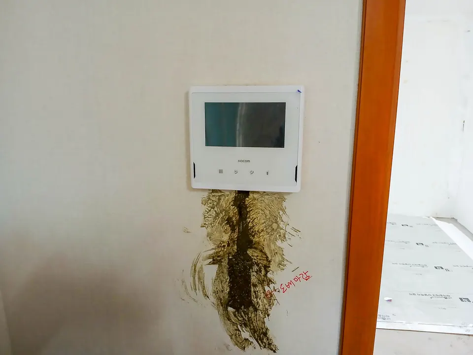 주택 실내 벽에 새로 설치한 비디오폰 실내 모니터