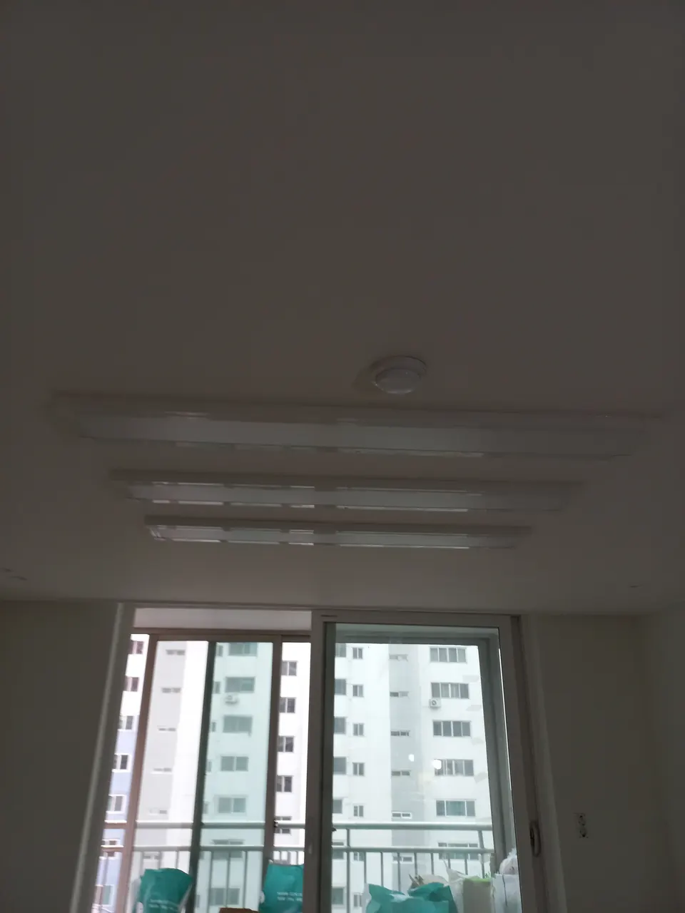 베란다 창 앞 거실 천장에 설치한 엣지등 조명 모습