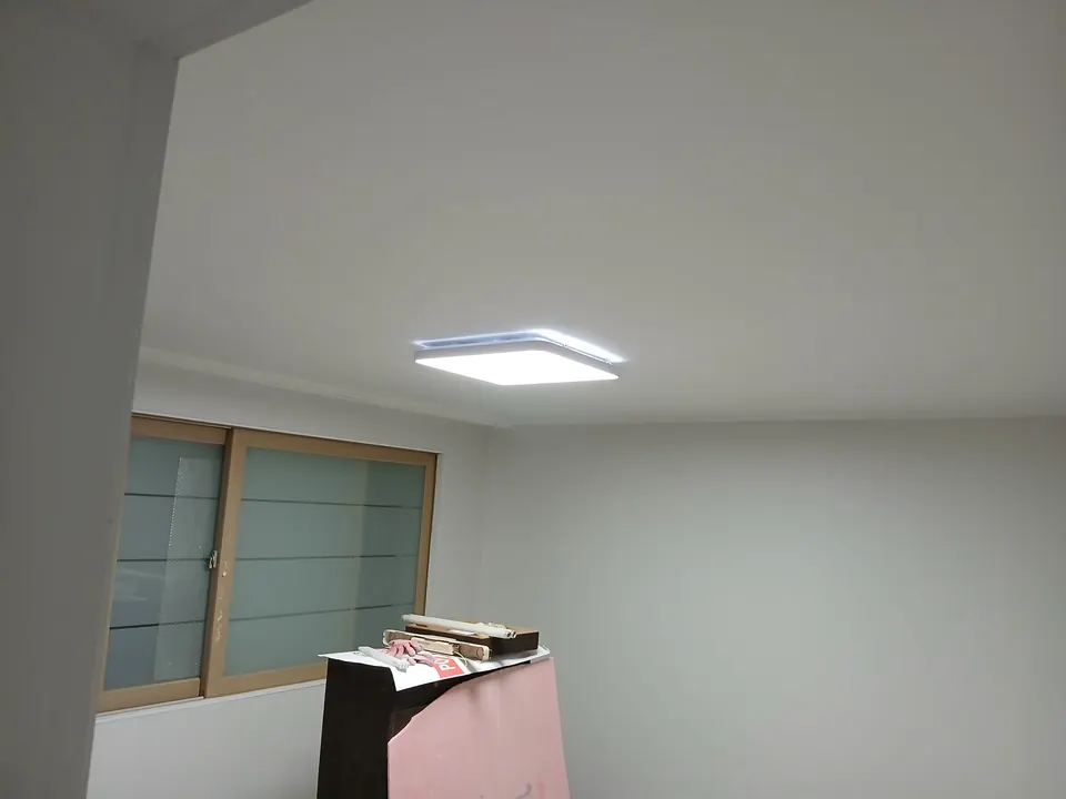 창가 방 천장에 새로 설치한 사각 LED 방등 모습