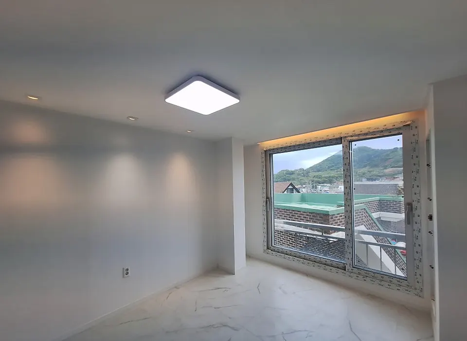 사각 LED 방등과 창가 간접조명을 설치한 방 내부