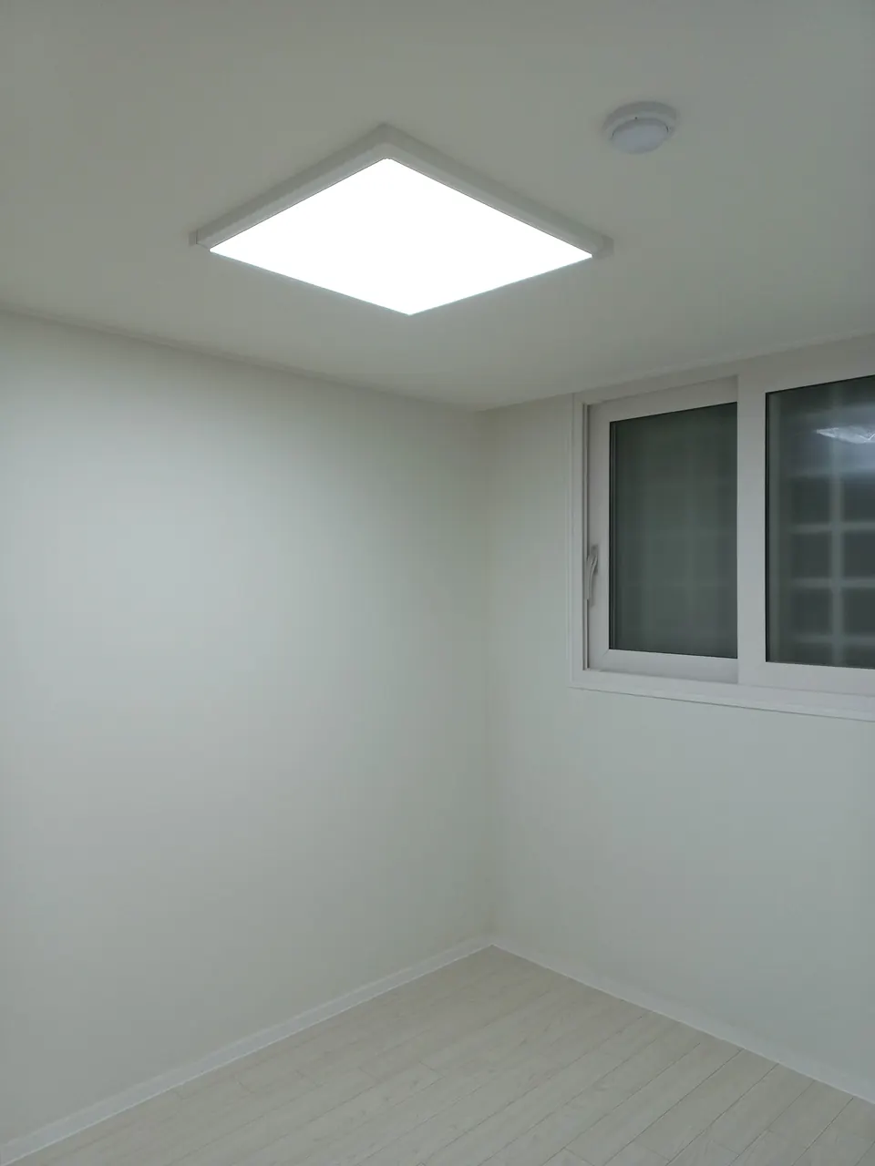 작은 방 천장에 설치한 평판 사각 LED 방등