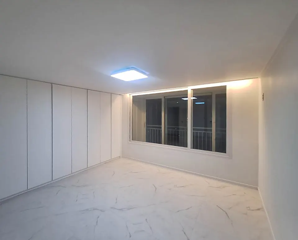 사각 LED 방등과 창가 간접조명을 설치한 붙박이장 방
