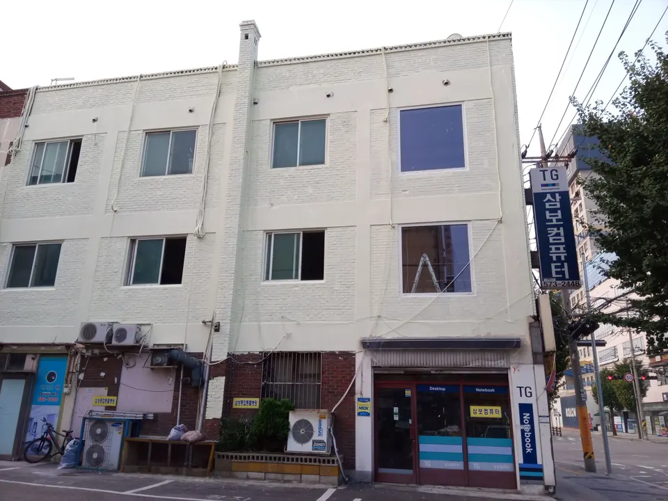 카페 공사 전 1층 상가가 있는 구축 3층 건물 외관