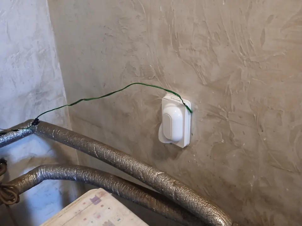 보일러실 벽에 새로 설치한 콘센트 커버와 접지선
