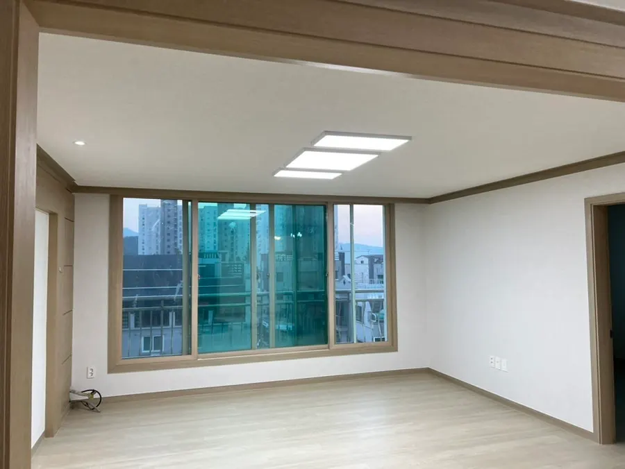 엣지등 3개를 나란히 설치한 빌라 거실과 창가 모습