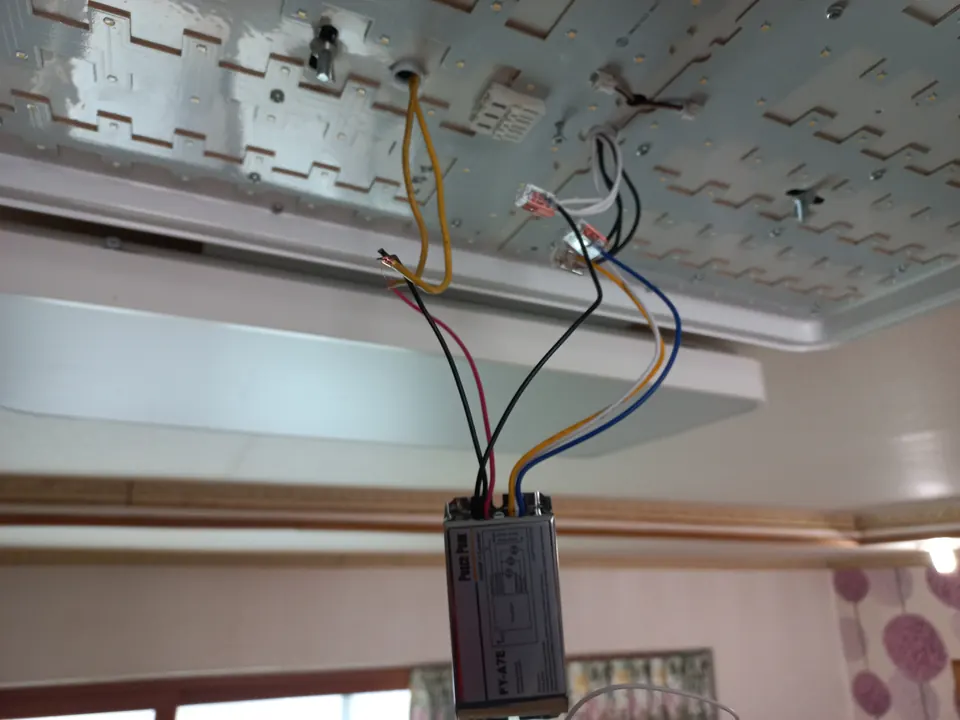 기존 거실등을 떼어내고 LED 컨버터 배선을 점검하는 모습