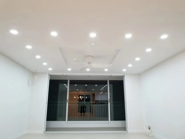 매립등을 촘촘하게 배치한 거실 우물천장과 실링팬