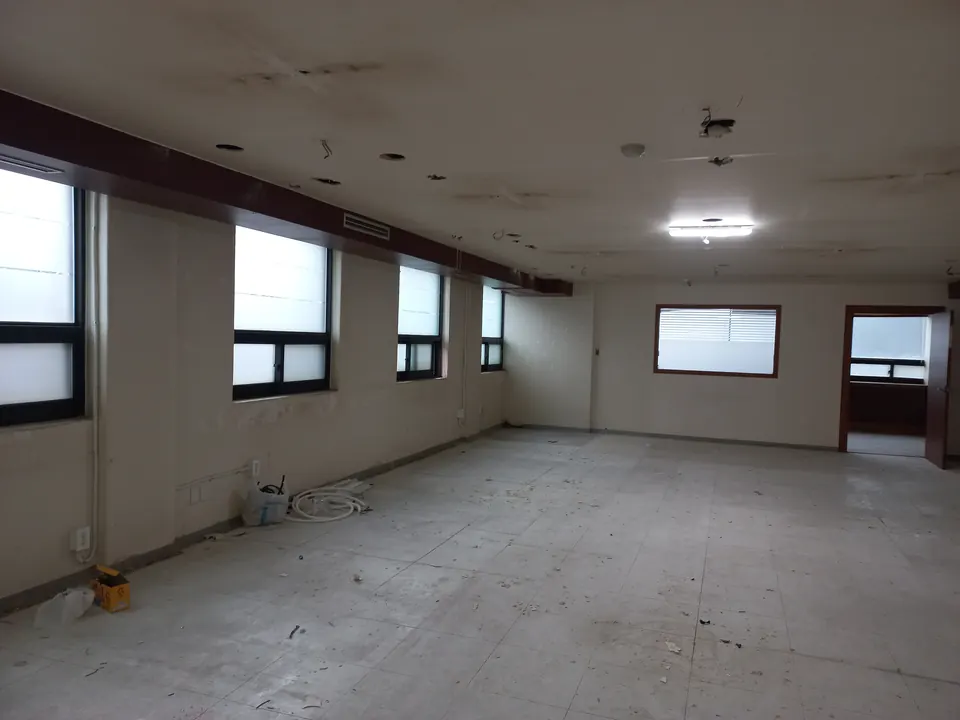 기존 조명만 달린 교체 전 비어 있는 사무실 공간