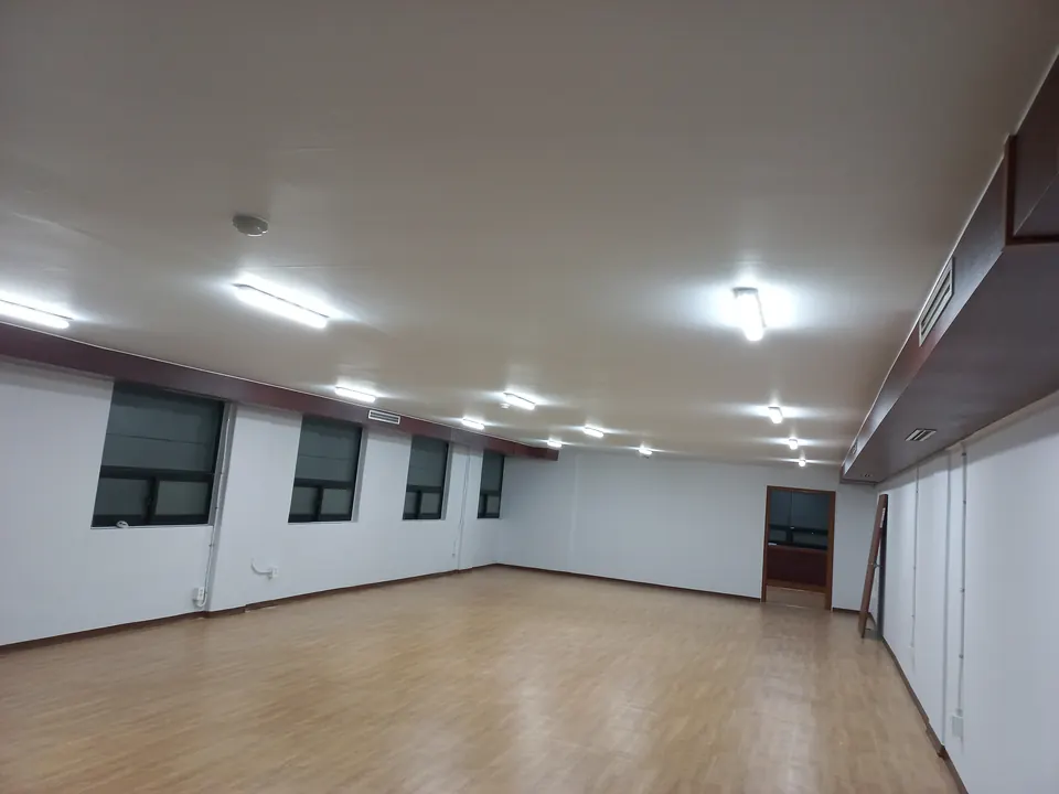 LED 등기구를 줄지어 설치한 사무실 내부 전경