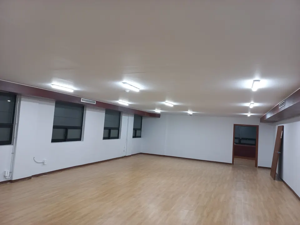 천장 LED 조명 설치를 마친 넓은 사무실 공간 모습