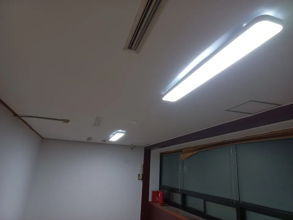 사무실 천장에 새로 설치한 일자형 LED 등기구 모습