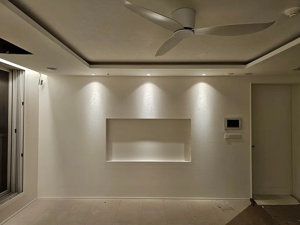 실링팬과 벽면 매립등을 함께 설치한 우물천장 거실