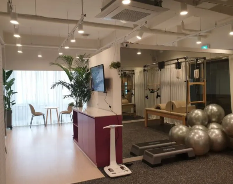 매립등과 레일 조명 설치를 마친 필라테스 스튜디오