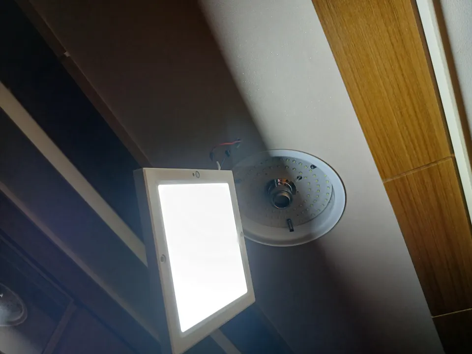 기존 센서등 베이스 옆에 새 평판 센서등을 설치하는 중