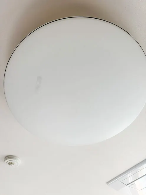 방 천장에 달려 있던 교체 전 원형 LED 방등 모습