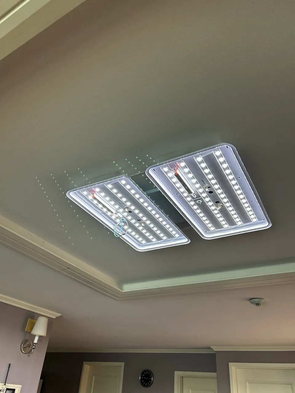 LED 모듈을 장착한 새 거실등 본체 설치 모습