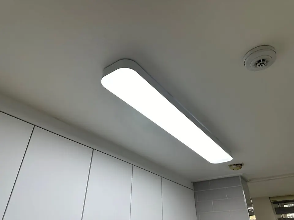 붙박이장 위 천장에 설치한 일자형 LED 등기구