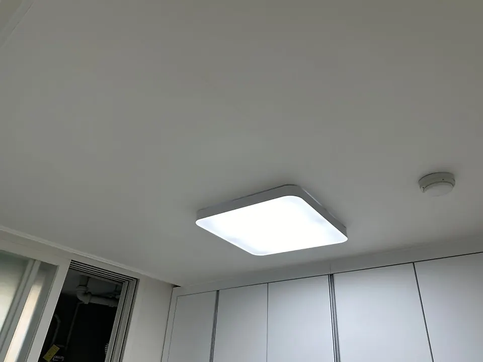 창가 방 천장에 설치한 사각 LED 방등 모습