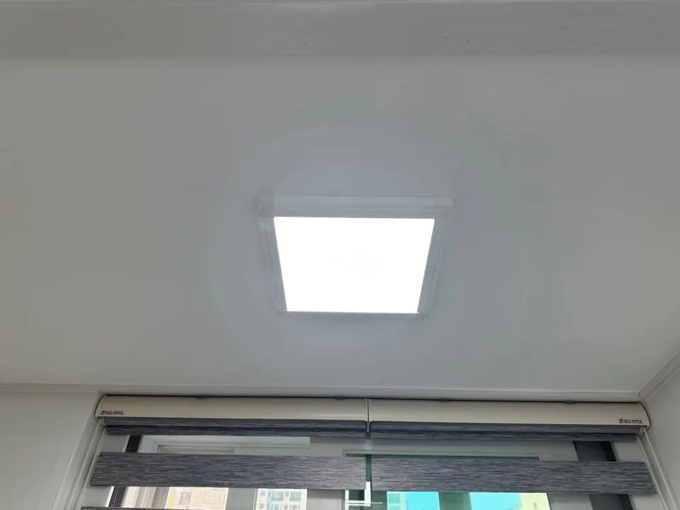 베란다 창 앞 천장에 설치한 사각 평판 LED등