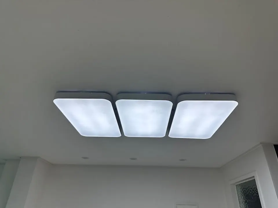 거실 천장에 설치한 3연 사각 LED 거실등 모습