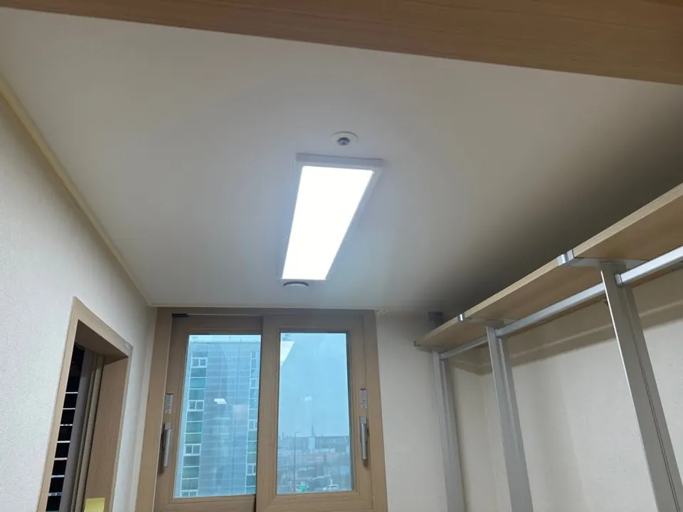 드레스룸 행거 위 천장에 설치한 일자형 평판등