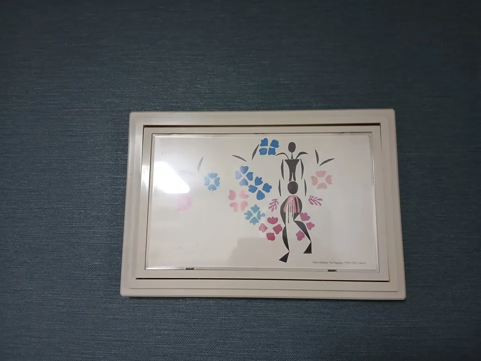 꽃무늬 액자형 커버를 닫아 마감한 교체 후 분전함