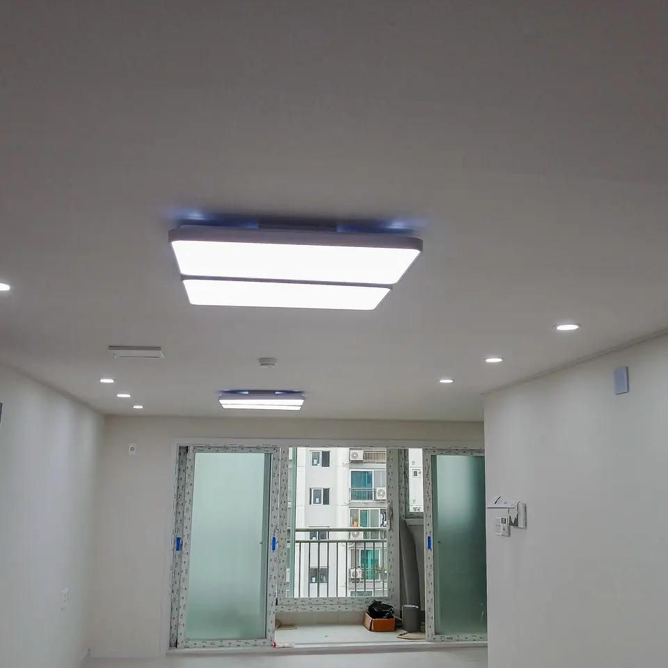사각 LED등과 매립등 설치를 마친 리모델링 후 거실