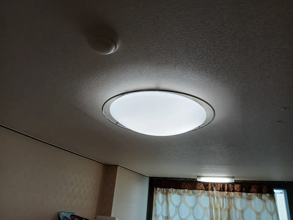 커튼 창가 방 천장에 설치한 원형 LED 방등