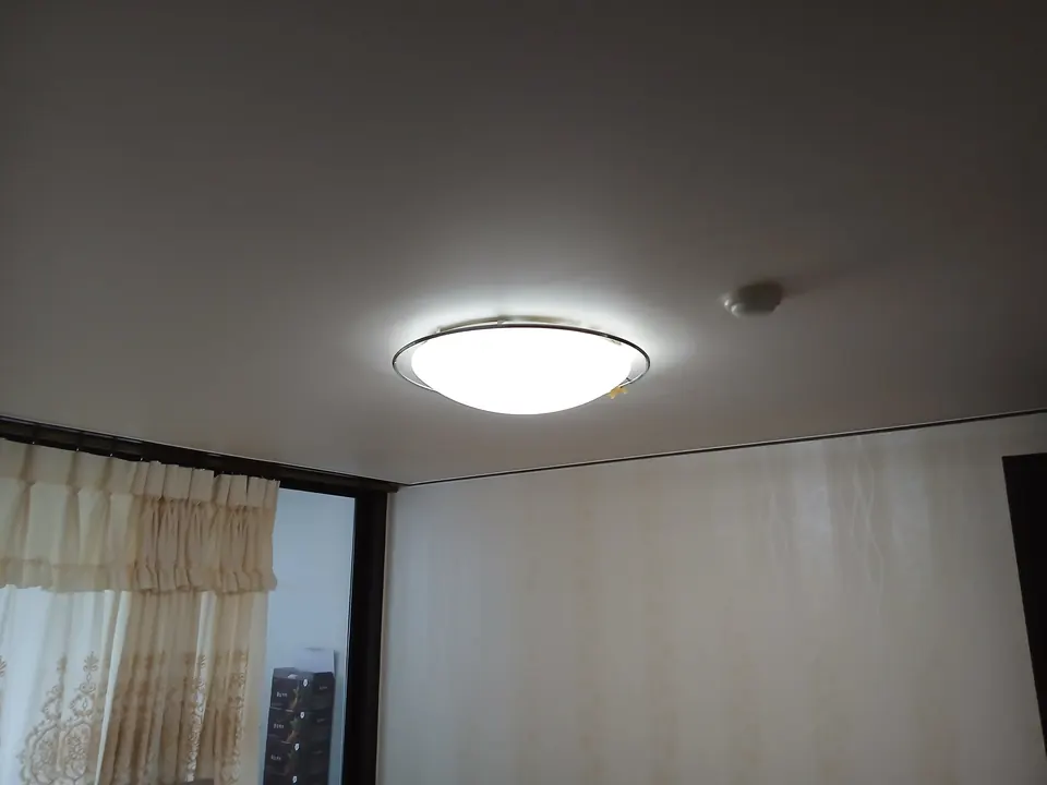 커튼 쪽 방 천장에 설치한 원형 LED 방등 모습