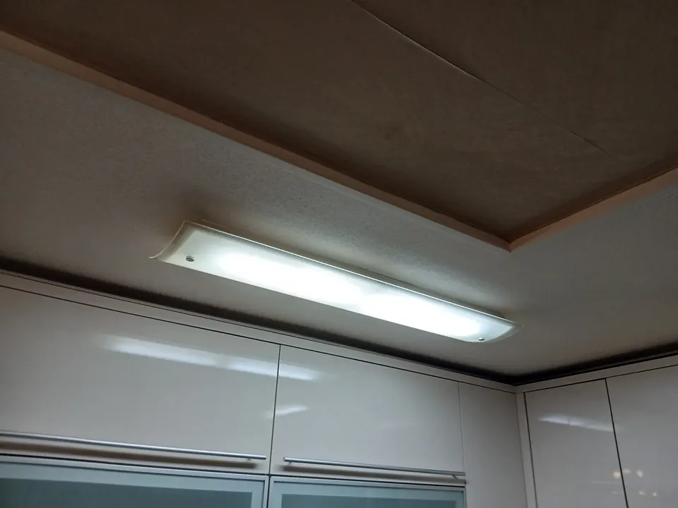 주방 수납장 위 천장에 달린 구형 형광 등기구