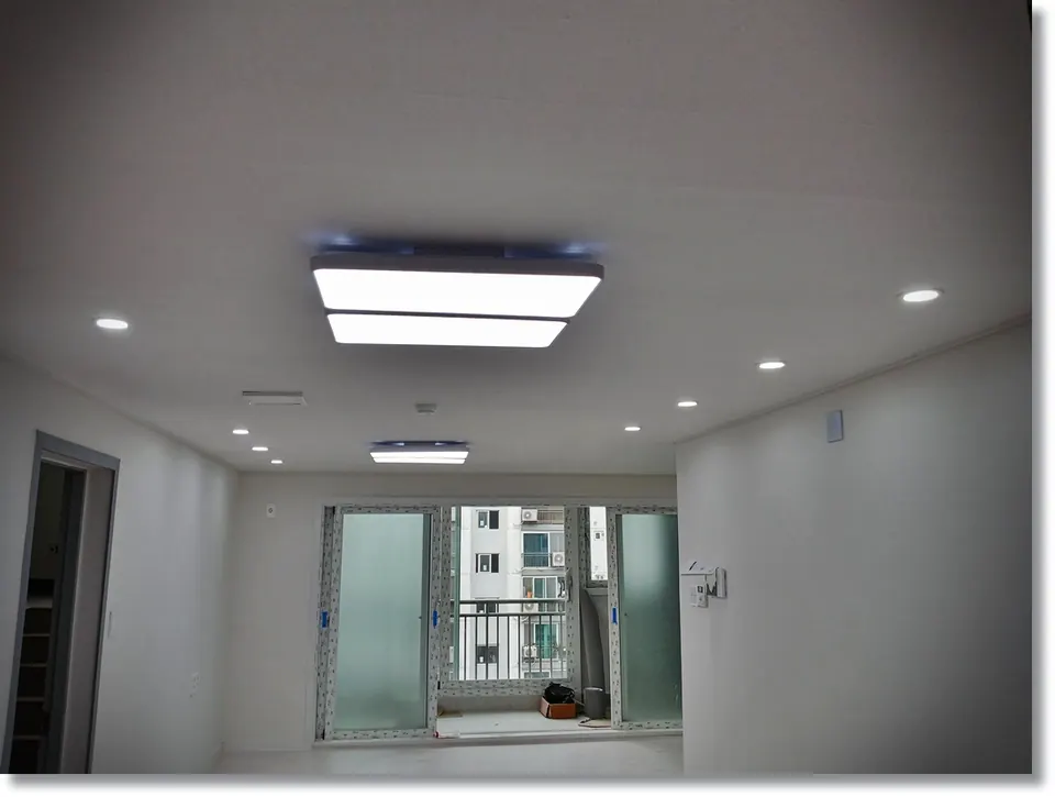 사각 LED등과 매립등 설치를 마친 리모델링 후 거실
