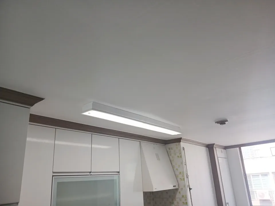 주방 수납장 위 천장에 설치한 일자형 LED 등기구