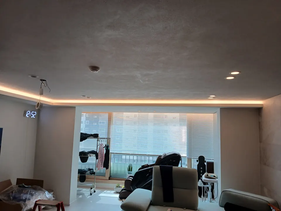 간접조명과 매입등 자리 배선 작업 중인 거실 천장