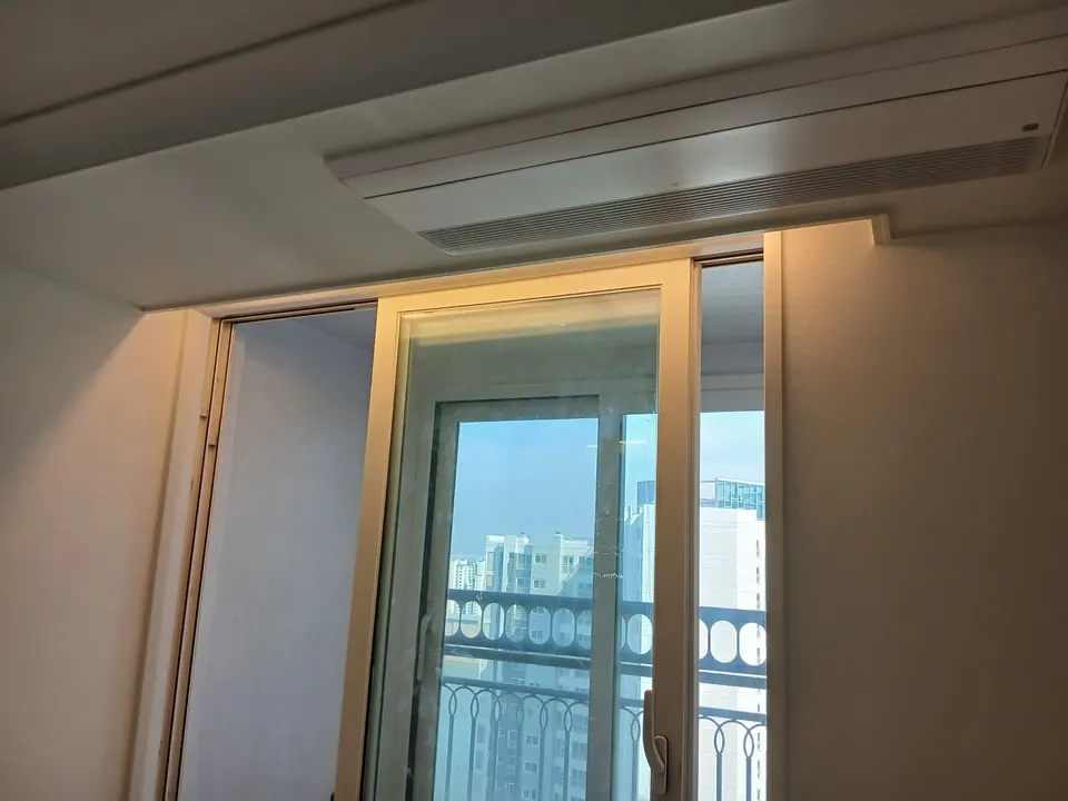 송도 아파트 창가 커튼박스 안쪽에 설치한 간접등이 켜진 모습