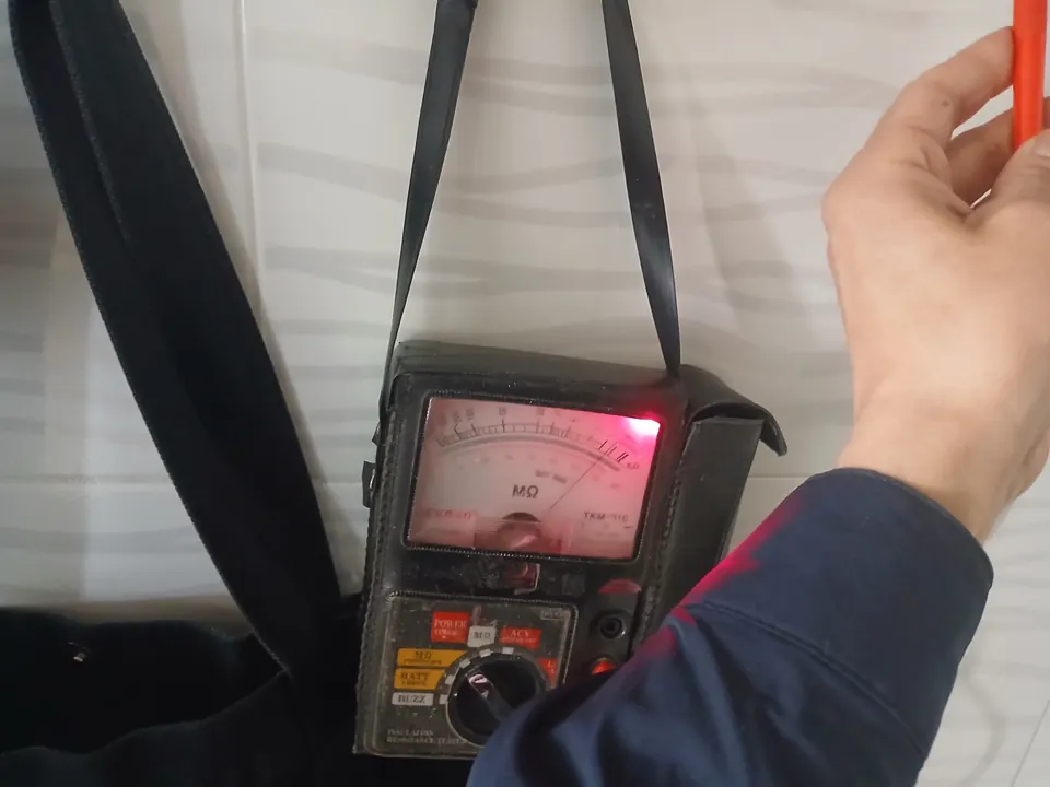 메가테스터기로 콘센트 회로의 절연 상태를 측정하는 모습