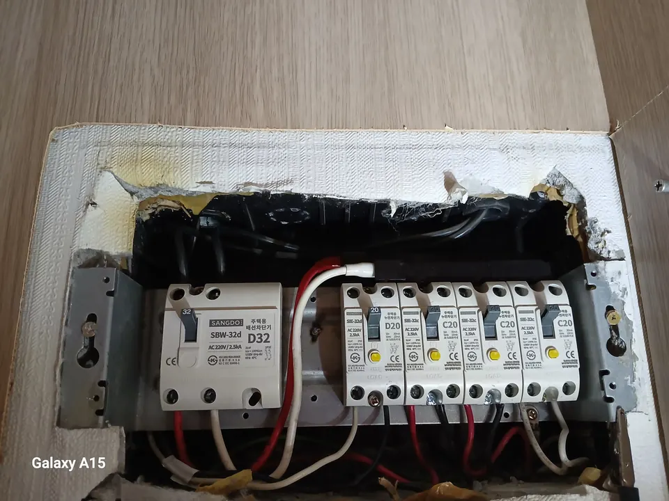 새 메인 차단기와 분기 차단기로 교체한 주안 아파트 분전함 내부