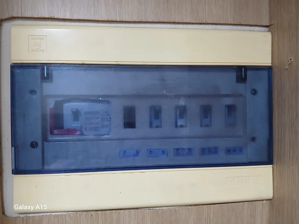 투명 커버가 달린 새 분전함 설치를 마친 외관 모습
