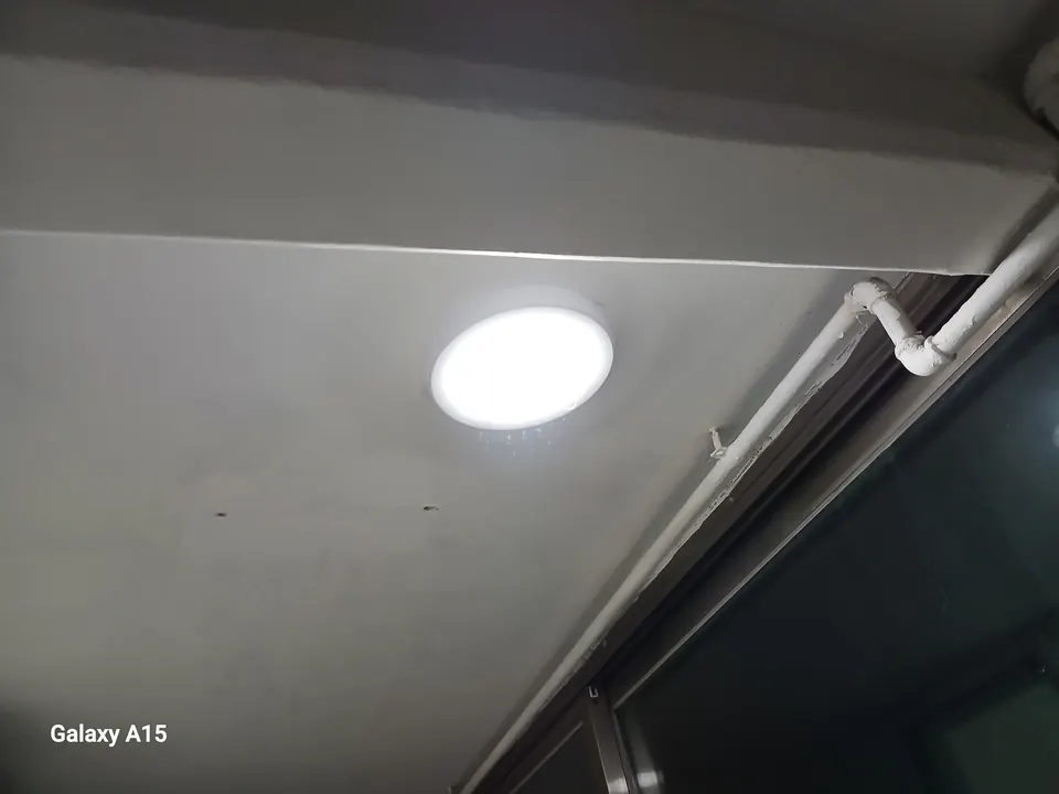 전등 라인 수리 후 환하게 점등된 베란다 천장 원형 전등