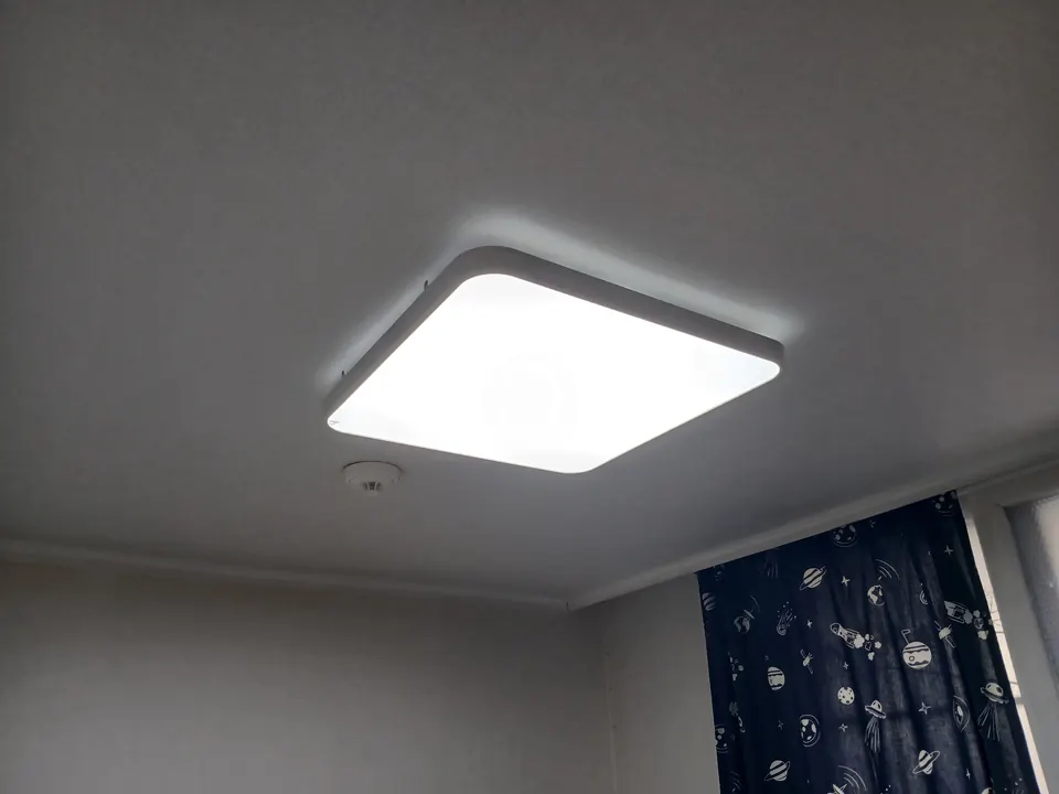사각 LED 방등으로 교체한 뒤 불을 켠 방 천장 모습