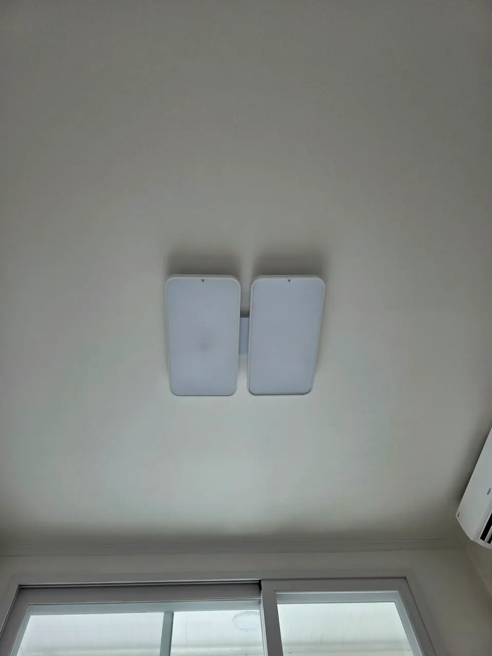 창가 쪽 방 천장에 설치한 2등형 LED등 소등 모습