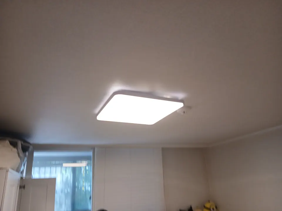 사각 LED 방등 교체 후 불을 켠 학익동 아파트 방 천장 모습