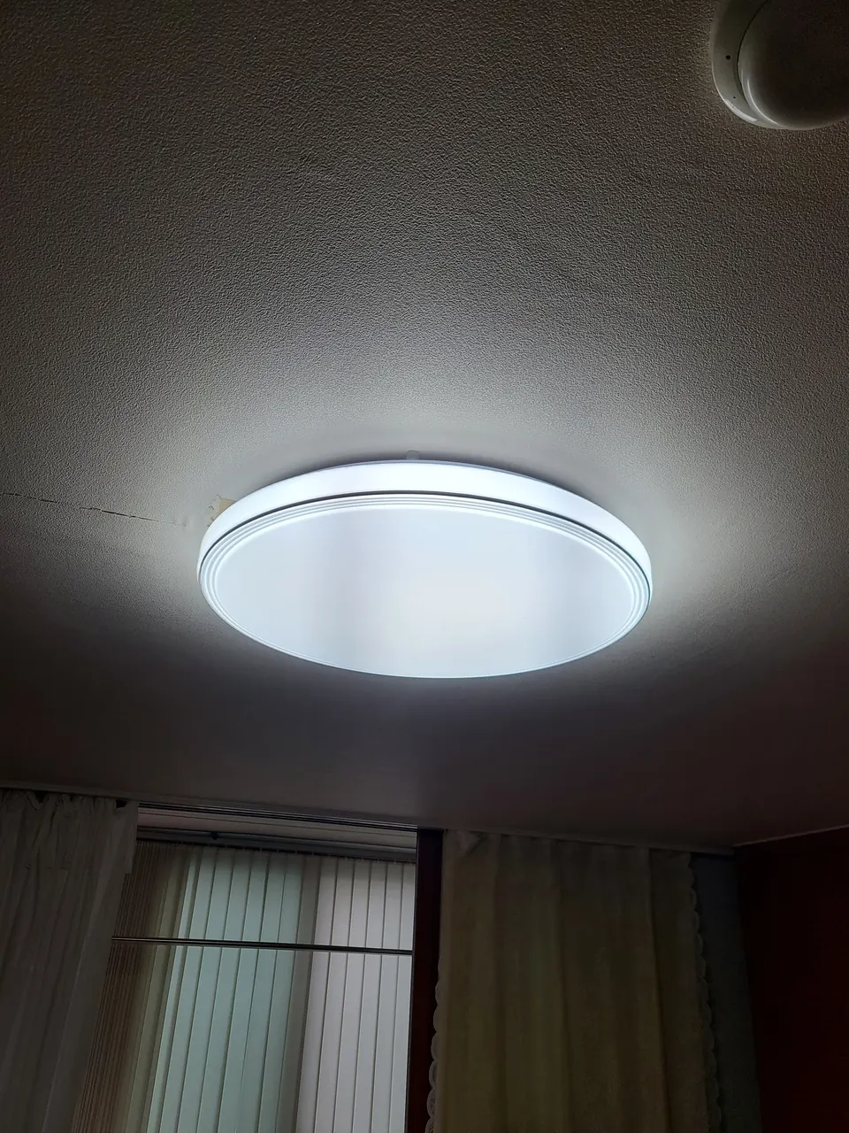 원형 LED 방등 교체 후 불을 켠 부평 아파트 방 천장