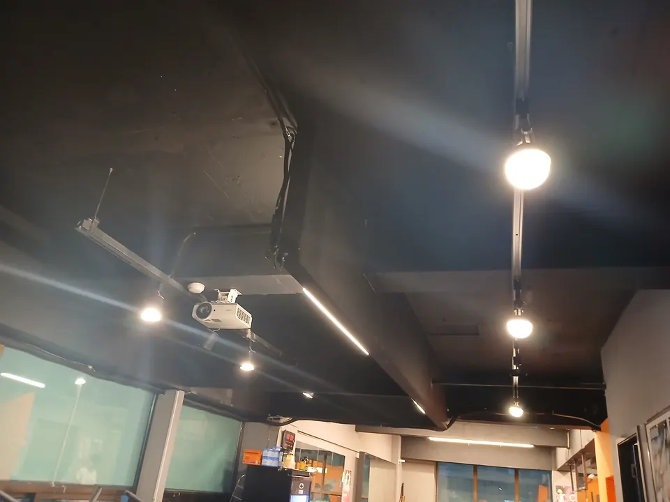 노출 천장 레일등이 켜진 인천 구월동 헬스장 내부 모습