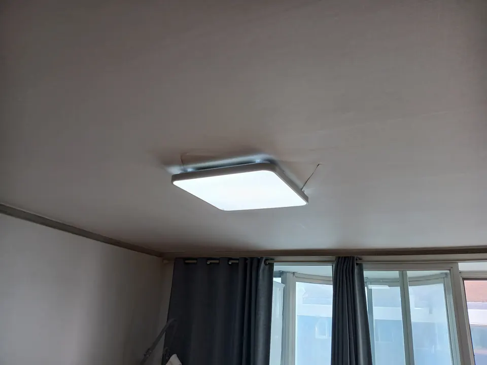 사각 LED 방등으로 교체한 동춘동 빌라 방 천장 점등 모습