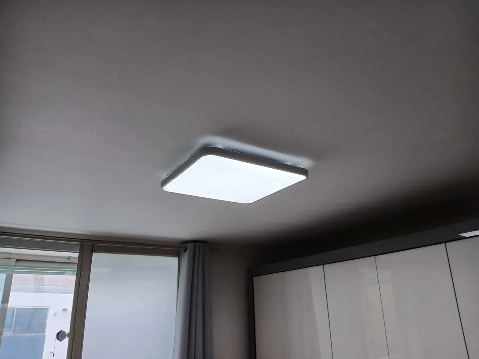 붙박이장이 있는 방 천장에 설치한 사각 LED등 점등 모습