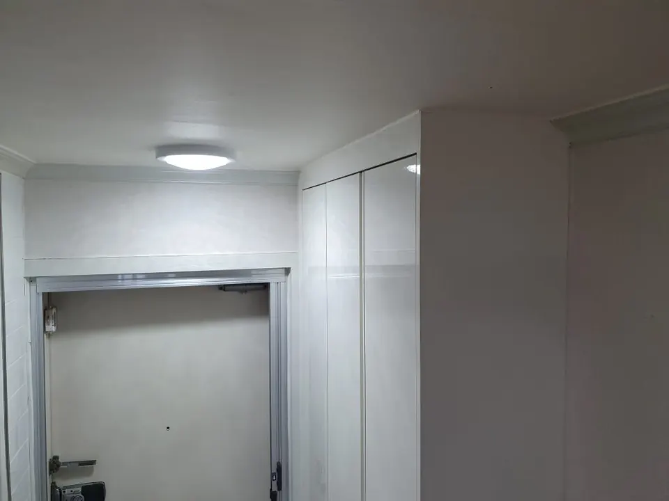 신형 LED 센서등으로 교체를 마친 아파트 현관 복도 모습