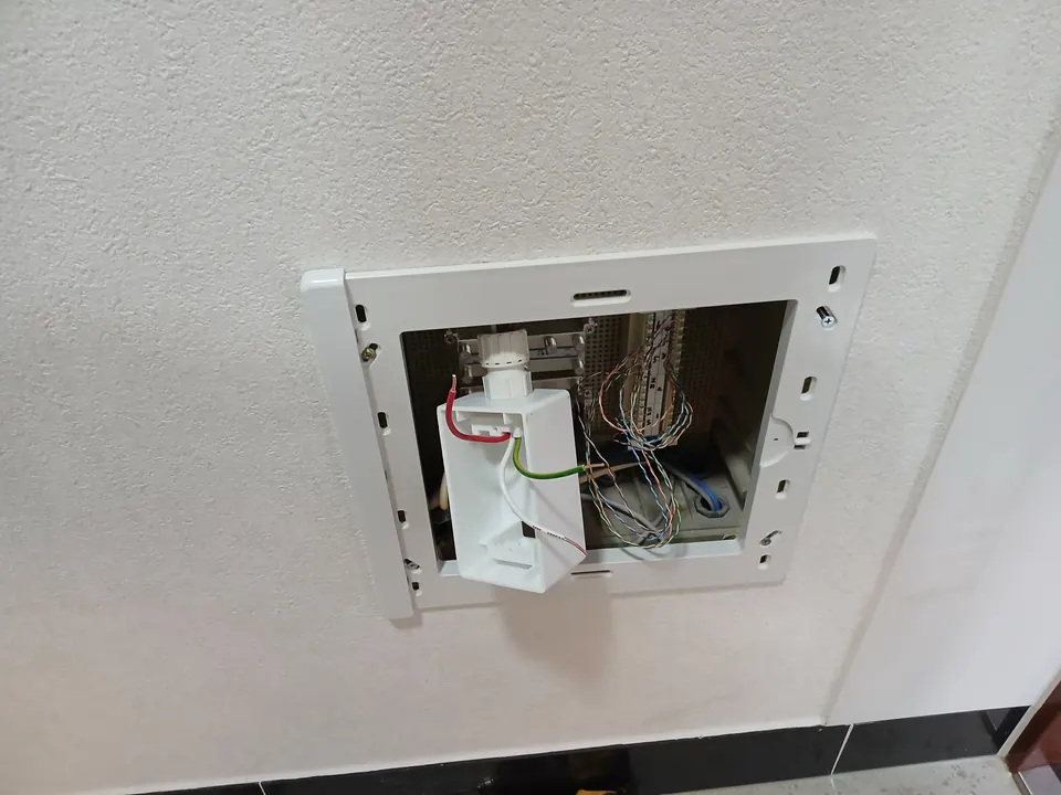 세대 통신함 안에 콘센트를 신설하며 배선을 연결하는 모습